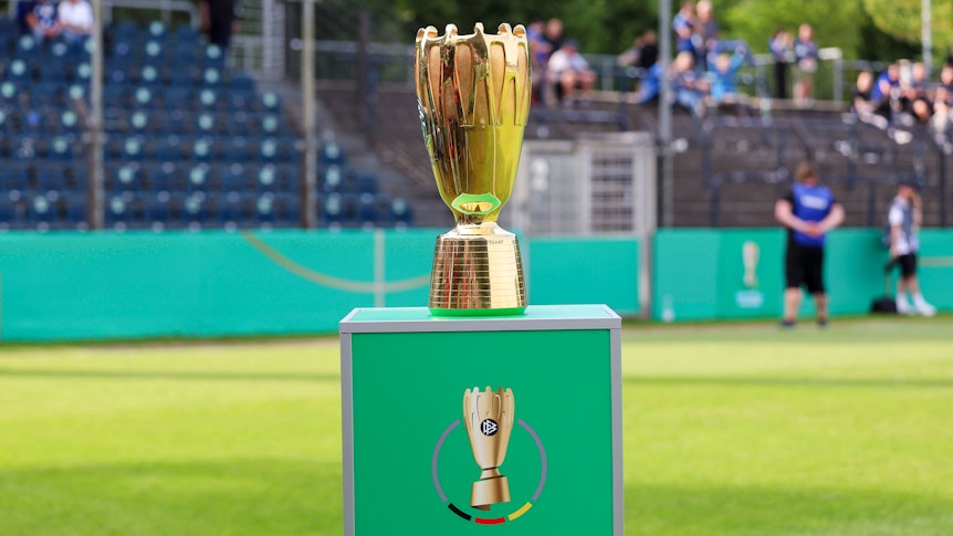 Der goldene DFB-Pokal der Junioren auf einem grünen Sockel.