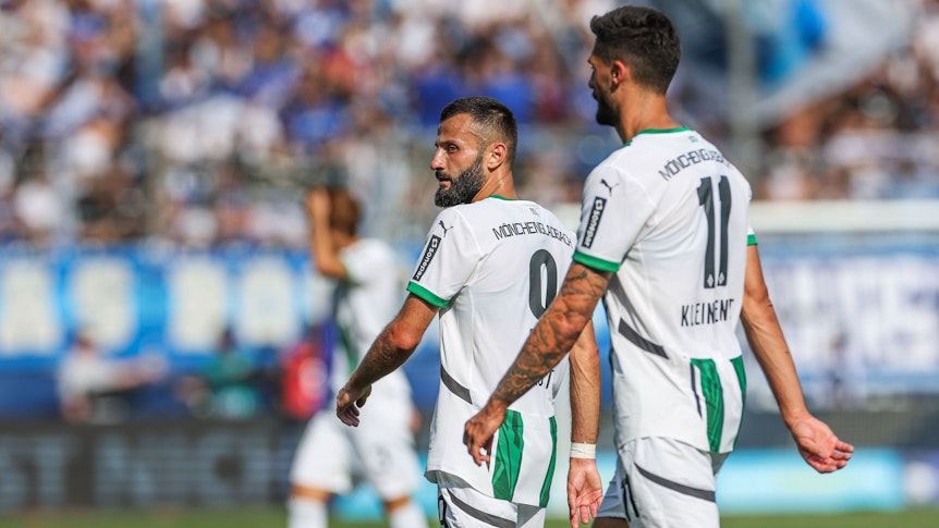 Franck Honorat und Tim Kleindienst stehen im Ruhrstadion gemeinsam in Gladbach-Trikots auf dem Platz.