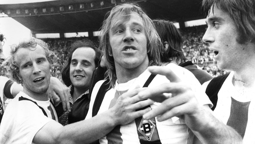 Günter Netzer jubelt zusammen mit Berti Vogts über den Gewinn des DFB-Pokals gegen den 1. FC Köln.
