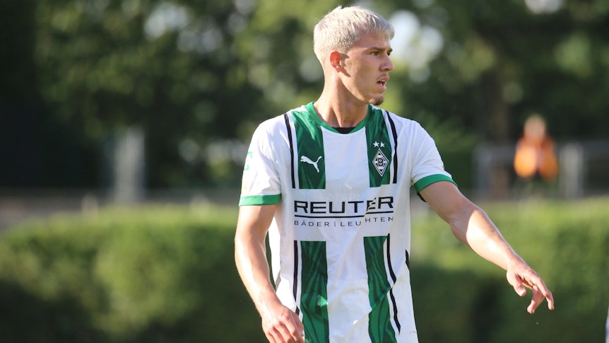 Noah Pesch, mit blondierten Haaren, im neuen Gladbacher Heimtrikot.