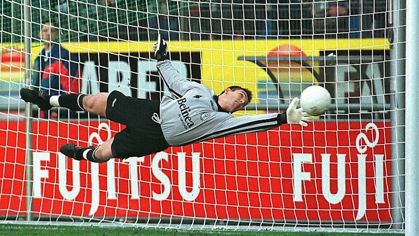 Uwe Kamps halt einen Ball per Flugparade.