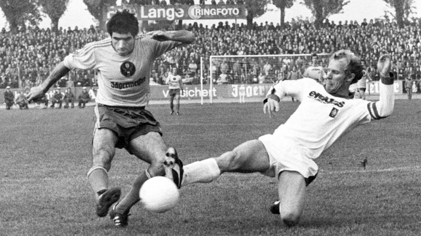 Berti Vogts bei der Grätsche.