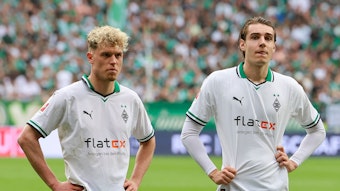 Robin Hack und Florian Neuhaus stehen nach dem Spiel in Bremen enttäuscht auf dem Platz und stemmen die Arme in die Hüften.
