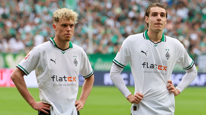 Robin Hack und Florian Neuhaus stehen nach dem Spiel in Bremen enttäuscht auf dem Platz und stemmen die Arme in die Hüften.