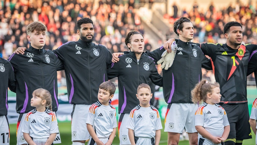 Die deutsche U21-Nationalmannschaft bei der Nationalhymne.