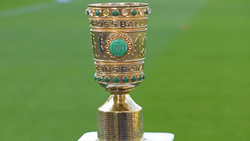 DFB-Pokal auf einem Sockel.