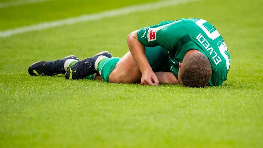 Nico Elvedi liegt verletzt am Boden.