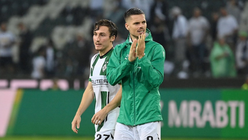 Die Gladbach-Profis Rocco Reitz und Julian Weigl applaudieren den Fans nach dem Spiel gegen Bayer Leverkusen.