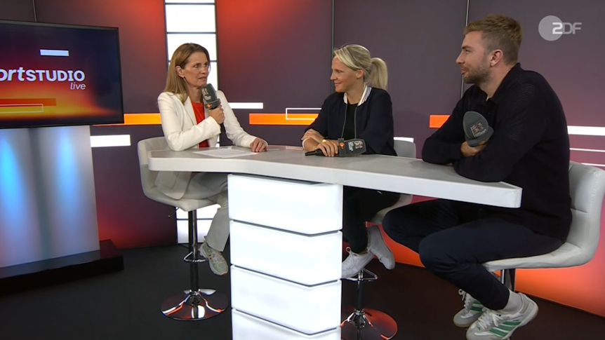 Katrin Müller-Hohenstein, Fritzy Kromp und Christoph Kramer nach dem Sieg der deutschen Nationalmannschaft gegen Ungarn.