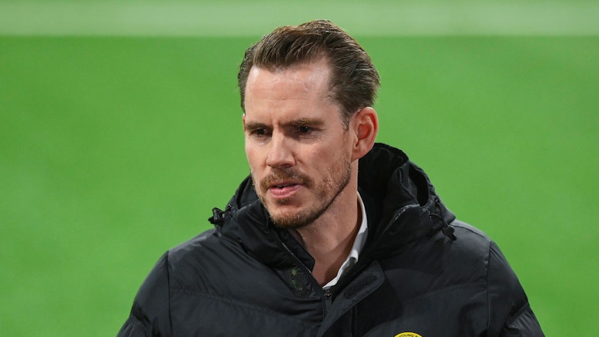 Berns CEO Wanja Greuel läuft vor dem Spiel gegen den FC Basel über den Platz.