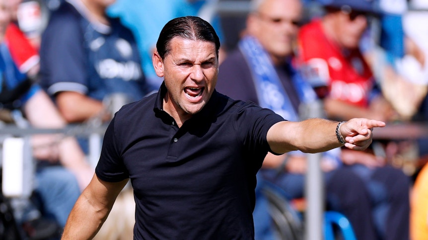Borussia Mönchengladbachs Trainer Gerardo Seoane ruft im Bundesliga-Spiel beim VfL Bochum Anweisungen von der Seitenlinie auf den Platz.