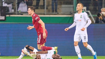 Manu Koné hält sich schmerzverzerrt das Knie.