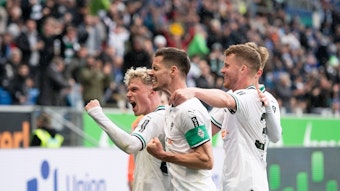 Die Spieler von Borussia Mönchengladbach bejubeln einen Treffer.