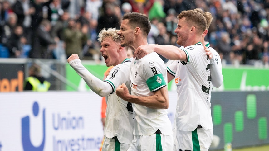 Die Spieler von Borussia Mönchengladbach bejubeln einen Treffer.