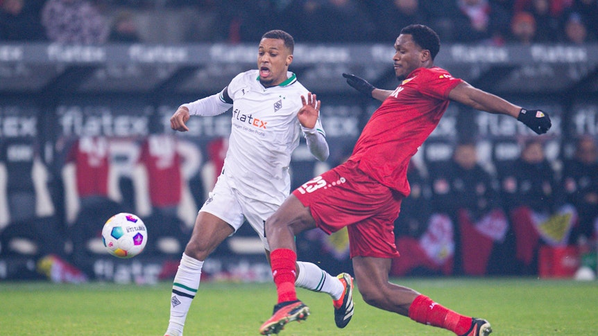 Alassane Plea in einem Zweikampf gegen Dan-Axel Zagadou.
