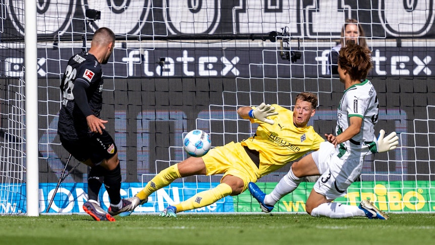 Stuttgarts Deniz Undav erzielt im Auswärtsspiel bei Borussia Mönchengladbach das Tor zum 1:0. Keeper Jonas Omlin fliegt in die falsche Ecke.