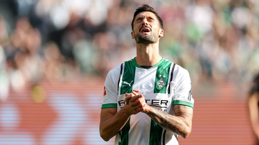 Borussia Mönchengladbachs Tim Kleindienst schlägt im Bundesliga-Spiel gegen den VfB Stuttgart enttäuscht die Hände zusammen.