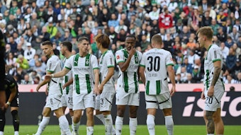 Ratlose wirkende Spieler von Borussia Mönchengladbach, in der Mitte Nathan Ngoumou.