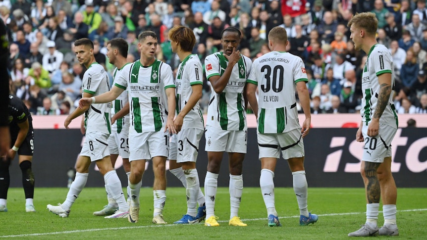 Ratlose wirkende Spieler von Borussia Mönchengladbach, in der Mitte Nathan Ngoumou.