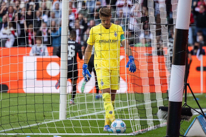 Jonas Omlin holt den Ball aus dem Netz.