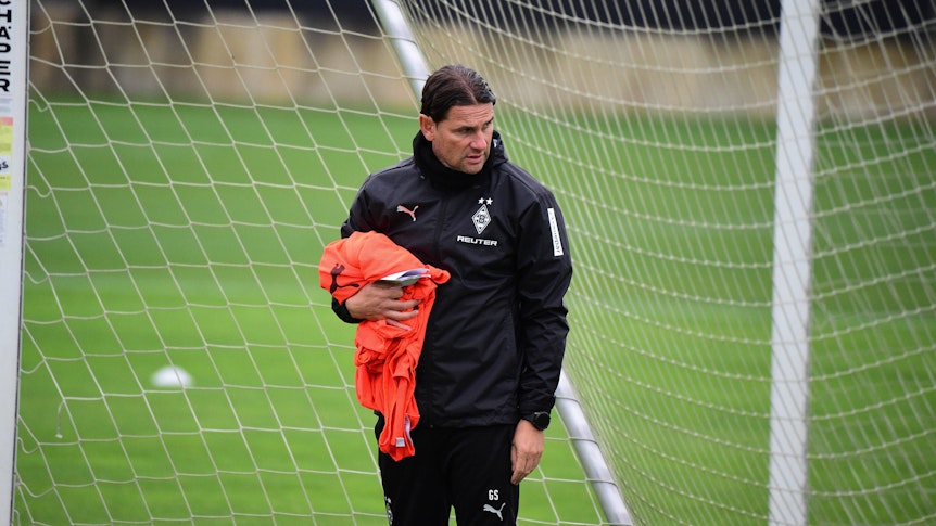 Gerardo Seoane mit Leibchen beim Training in der Hand.