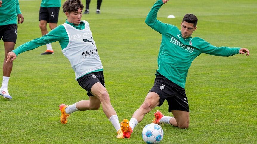 Intensiver Zweikampf um den Ball.