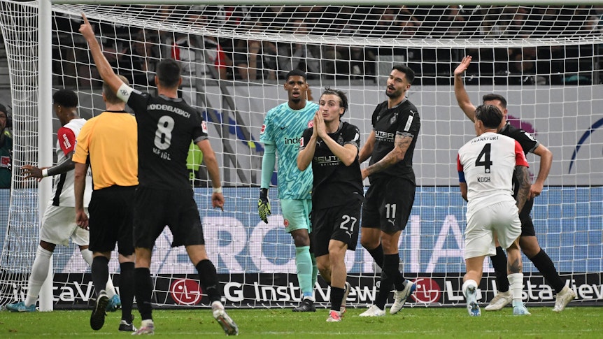 Gladbach-Profis beschweren sich über eine Entscheidung des Schiedsrichters.