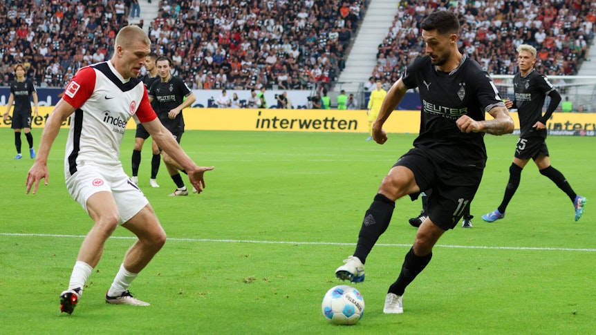 Tim Kleindienst im Zweikampf mit Rasmus Kristensen.