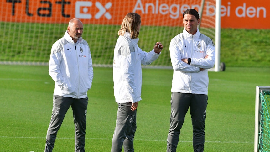 Gerardo Seoane spricht mit Eugen Polanski, Oliver Neuville hört zu.