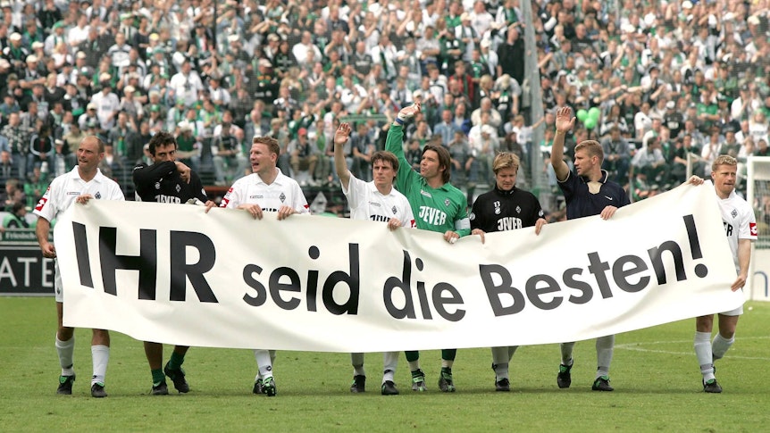 Borussia-Spieler mit einem Banner nach dem letzten Spiel am Bökelberg.