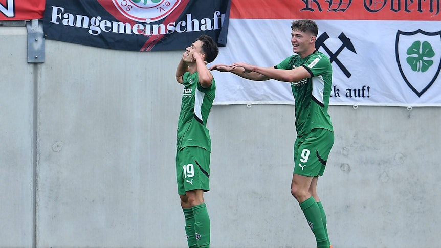 Noah Pesch jubelt beim Spiel in Oberhausen.