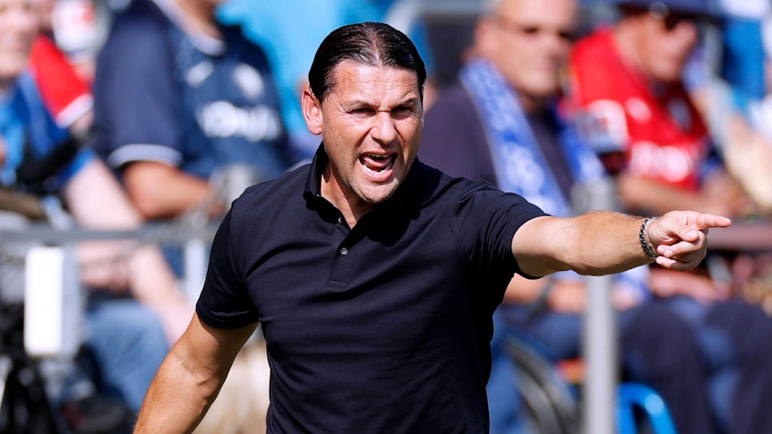 Gerardo Seoane gestikuliert am Spielfeldrand.