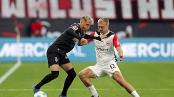 Robin Hack im Zweikampf mit Robin Kristensen.