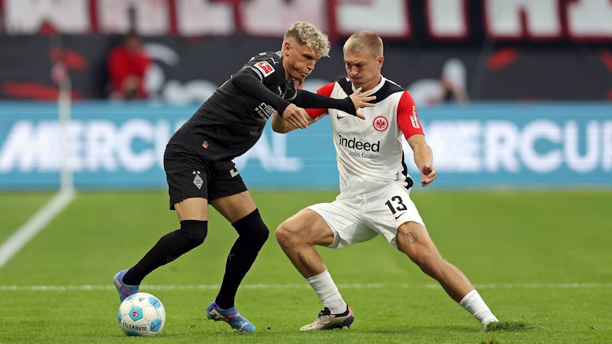 Robin Hack im Zweikampf mit Robin Kristensen.