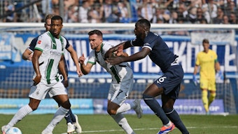 Kevin Stöger bestreitet einen Zweikampf gegen Ibrahim Sissoko.