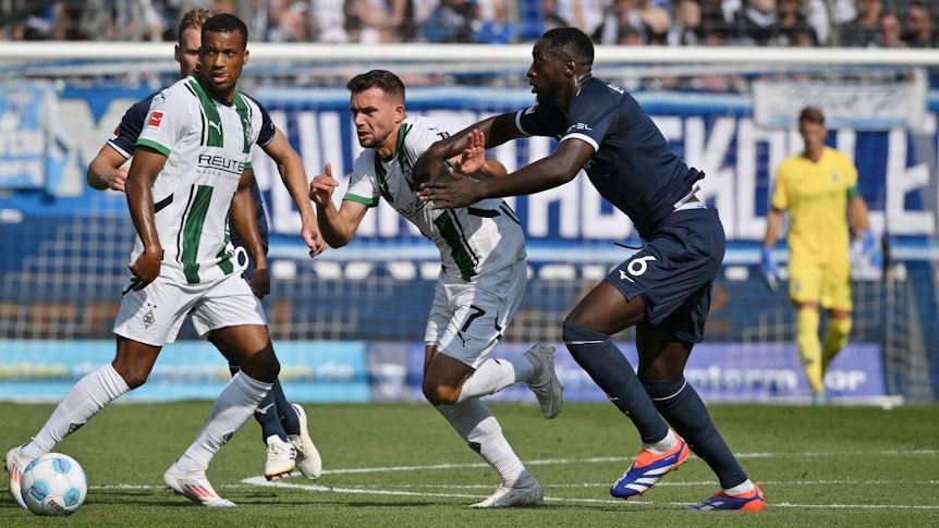 Kevin Stöger bestreitet einen Zweikampf gegen Ibrahim Sissoko.