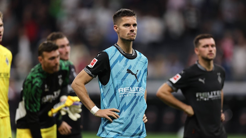 Julian Weigl steht ratlos vor dem Gästeblock.