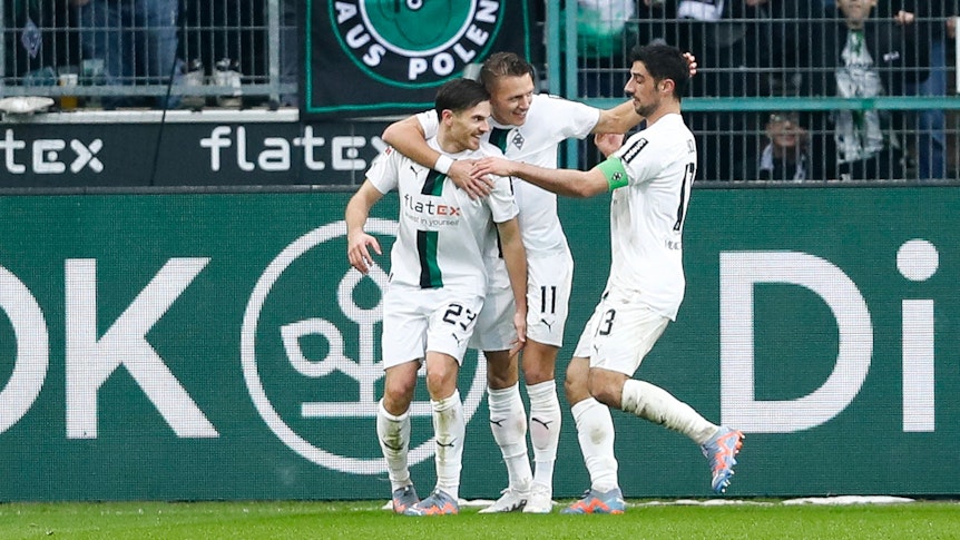 Jonas Hofmann, Hannes Wolf und Lars Stindl bejubeln einen Treffer.