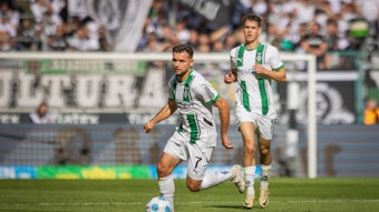 Kevin Stöger treibt den Ball nach vorne.