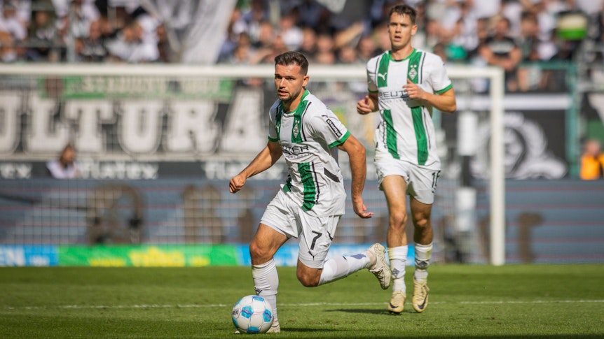 Kevin Stöger treibt den Ball nach vorne.