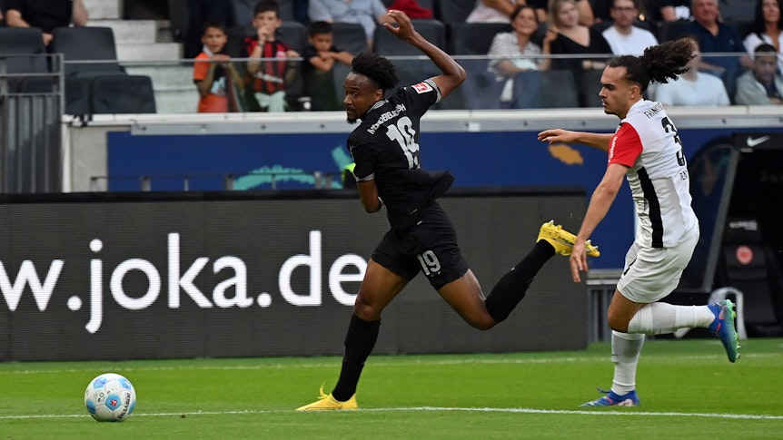 Nathan Ngoumou gewinnt beim Gladbach-Spiel in Frankfurt ein Laufduell.