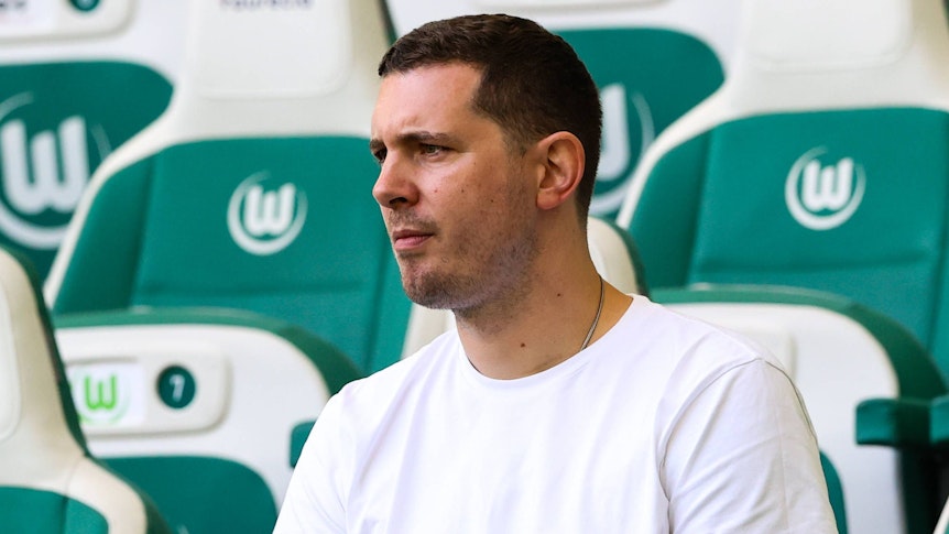 Nils Schmadtke zit bij de Bundesliga-wedstrijd van VfL Wolfsburg tegen FC Bayern München in de Tribüne en kijkt naar de gebeurtenissen van de race.