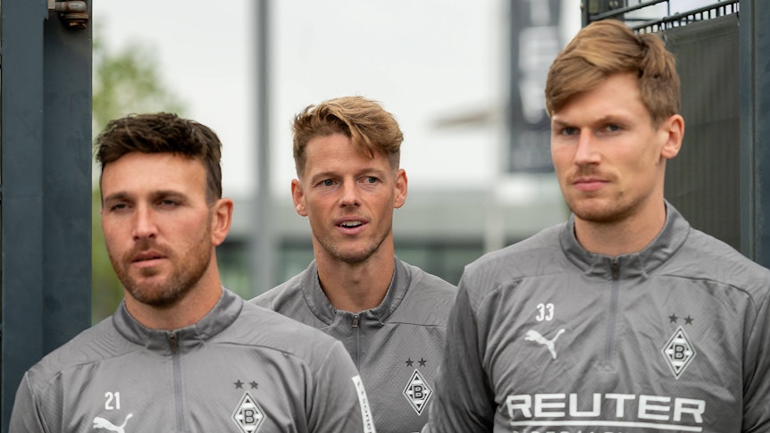 Die Keeper Tobias Sippel, Jonas Omlin und Moritz Nicolas auf dem Weg zum Training von Borussia Mönchengladbach.