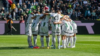 Die Spieler von Borussia Mönchengladbach bilden einen Kreis.
