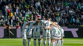 Die Spieler von Borussia Mönchengladbach bilden einen Kreis.