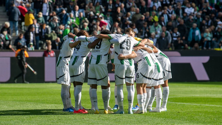 Die Spieler von Borussia Mönchengladbach bilden einen Kreis.
