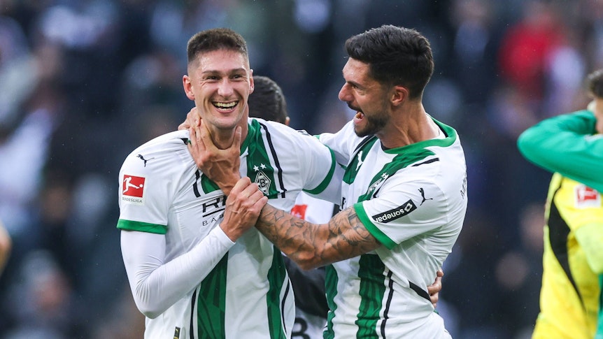 Borussia Mönchengladbachs Tim Kleindienst jubelt mit Teamkollege Tomas Cvancara nach dessen Treffer zum 1:0 im Heimspiel gegen Union Berlin.