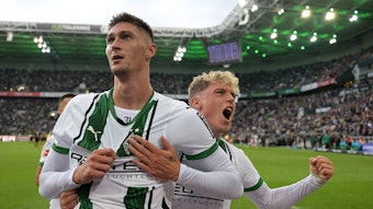 Tomas Cvancara bejubelt seinen Siegtreffer und zeigt auf die Raute.