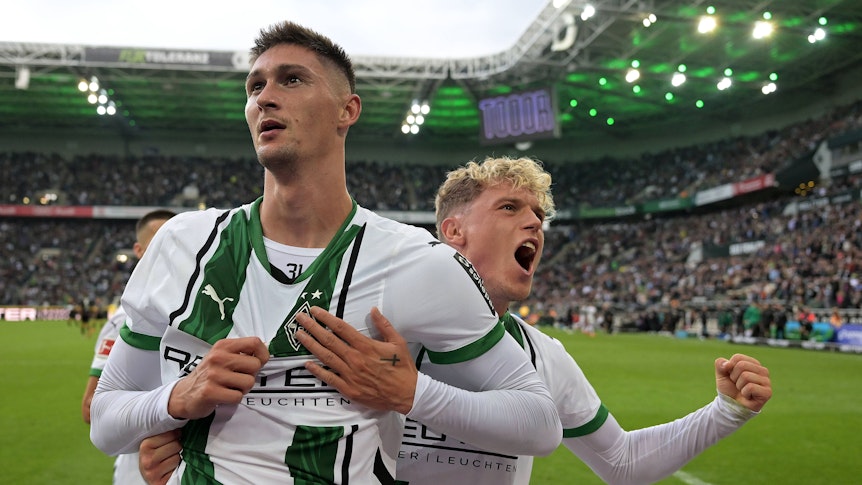 Tomas Cvancara bejubelt seinen Siegtreffer und zeigt auf die Raute.