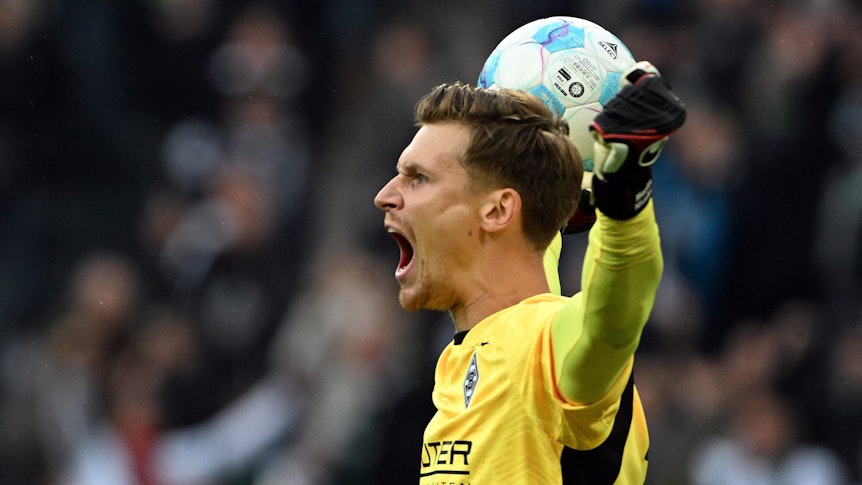 Torwart Moritz Nicolas van Borussia Mönchengladbach juicht de 1:0 overwinning voor Union Berlin met groot succes toe.